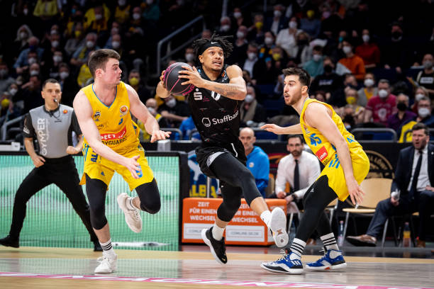 她在三轮比 她在三轮比